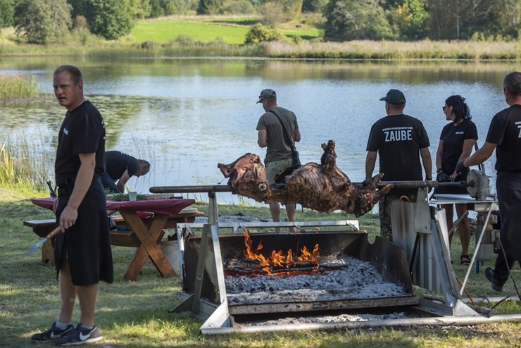 Zaubes savvaļas kulinārais festivāls pulcē dabas garšu un tautas pavārmākslas cienītājus. Foto: Andris Eglītis 359737