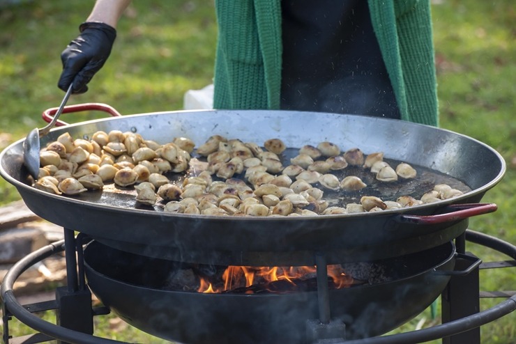 Zaubes savvaļas kulinārais festivāls pulcē dabas garšu un tautas pavārmākslas cienītājus. Foto: Andris Eglītis 359713