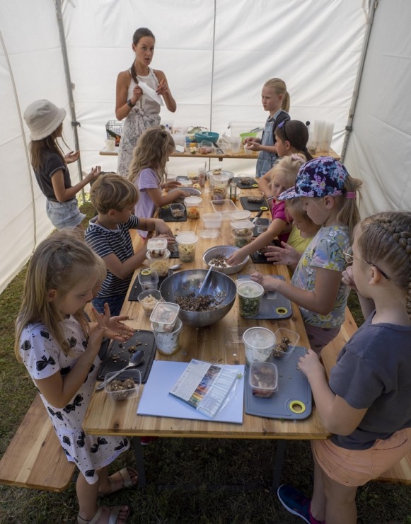 Zaubes savvaļas kulinārais festivāls pulcē dabas garšu un tautas pavārmākslas cienītājus. Foto: Andris Eglītis 359740