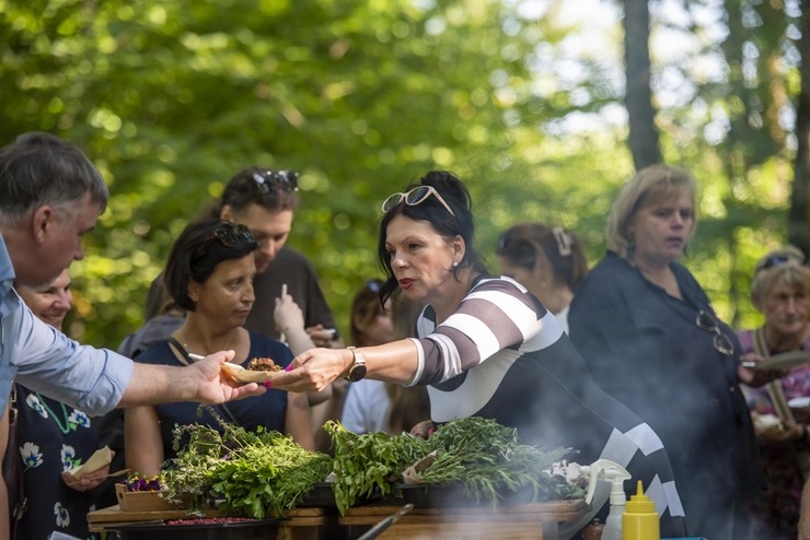 Zaubes savvaļas kulinārais festivāls pulcē dabas garšu un tautas pavārmākslas cienītājus. Foto: Andris Eglītis 359750