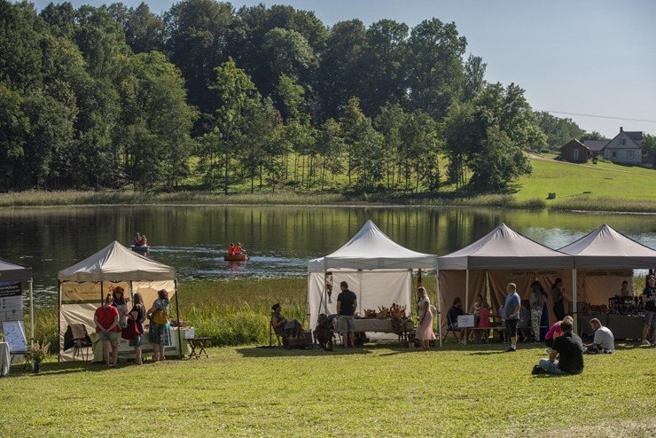 Zaubes savvaļas kulinārais festivāls pulcē dabas garšu un tautas pavārmākslas cienītājus. Foto: Andris Eglītis 359716