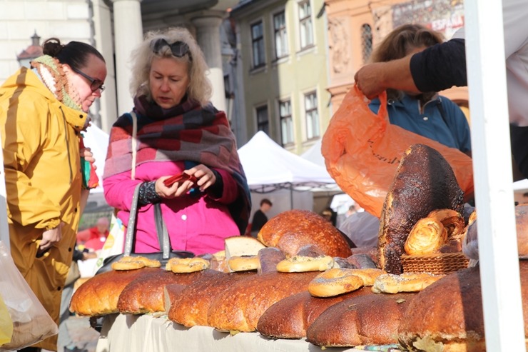 Miķeldienas tirgus Rīgas Doma laukumā priecē galvaspilsētas viesus ar rudens gardumiem 360407