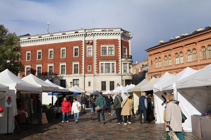 Rīgas Doma laukumā rīdzinieki un viesi iepazīst Miķeldienas tirgus latviešu amatnieku darinājumus 360421