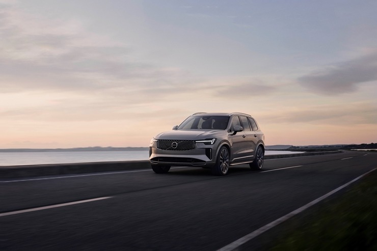 Jaunais premium klases septiņvietīgs automobilis «Volvo XC90» cer uz auto ceļotāju atzinību. Foto: Volvo.com 360559