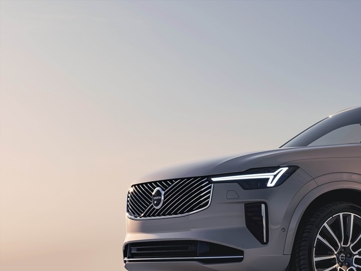 Jaunais premium klases septiņvietīgs automobilis «Volvo XC90» cer uz auto ceļotāju atzinību. Foto: Volvo.com 360579