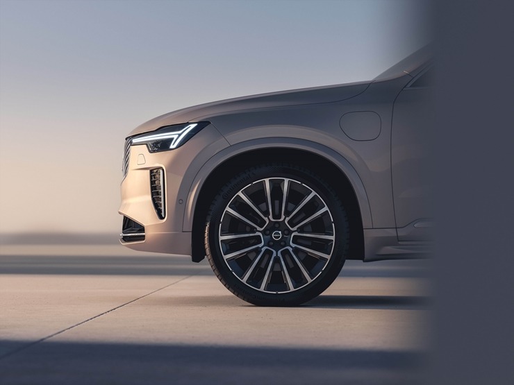 Jaunais premium klases septiņvietīgs automobilis «Volvo XC90» cer uz auto ceļotāju atzinību. Foto: Volvo.com 360580