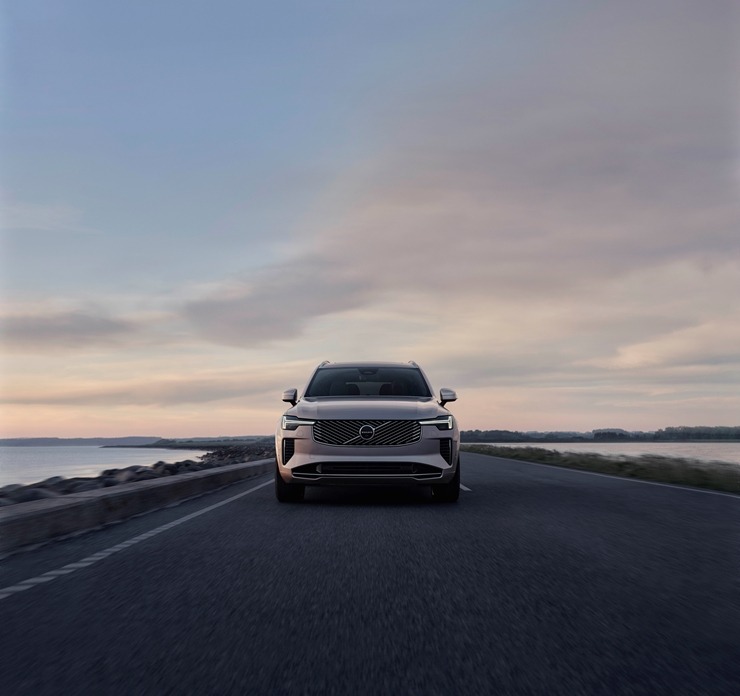 Jaunais premium klases septiņvietīgs automobilis «Volvo XC90» cer uz auto ceļotāju atzinību. Foto: Volvo.com 360562