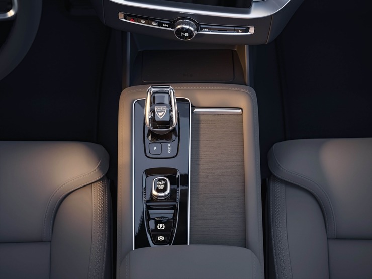 Jaunais premium klases septiņvietīgs automobilis «Volvo XC90» cer uz auto ceļotāju atzinību. Foto: Volvo.com 360564