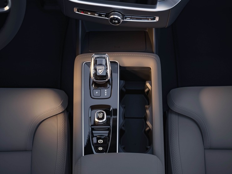 Jaunais premium klases septiņvietīgs automobilis «Volvo XC90» cer uz auto ceļotāju atzinību. Foto: Volvo.com 360566