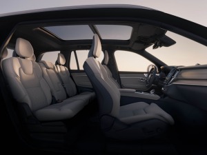 Jaunais premium klases septiņvietīgs automobilis «Volvo XC90» cer uz auto ceļotāju atzinību. Foto: Volvo.com 15