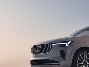 Jaunais premium klases septiņvietīgs automobilis «Volvo XC90» cer uz auto ceļotāju atzinību. Foto: Volvo.com 22