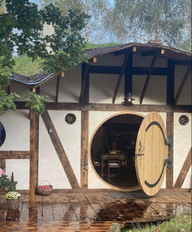 Visiem par brīnumu jauna naktsmītne «Hobbit house» ir atvērta Ogres novadā. Foto: Hobbit house 360632