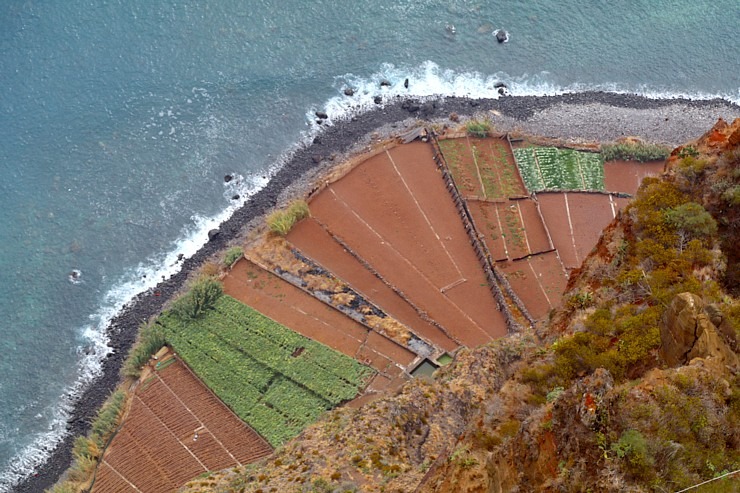 Baudām Madeiras klinšu un okeāna panorāmas skatus no 580 m augstas platformas Cabo Girão. Sadarbībā ar «airBaltic» 361140