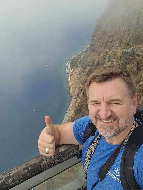 Baudām Madeiras klinšu un okeāna panorāmas skatus no 580 m augstas platformas Cabo Girão. Sadarbībā ar «airBaltic» 361136