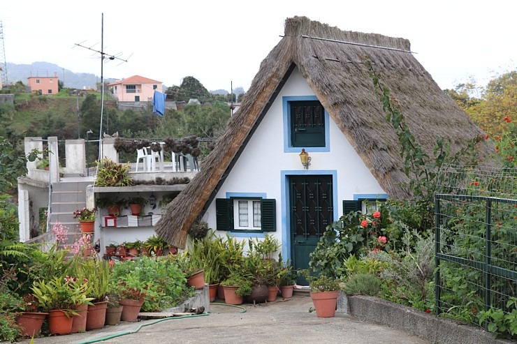 Madeiras pilsētā Santana iepazīstam salas tradicionālās mājas «Casas de Colmo». Sadarbībā ar «airBaltic» 361365