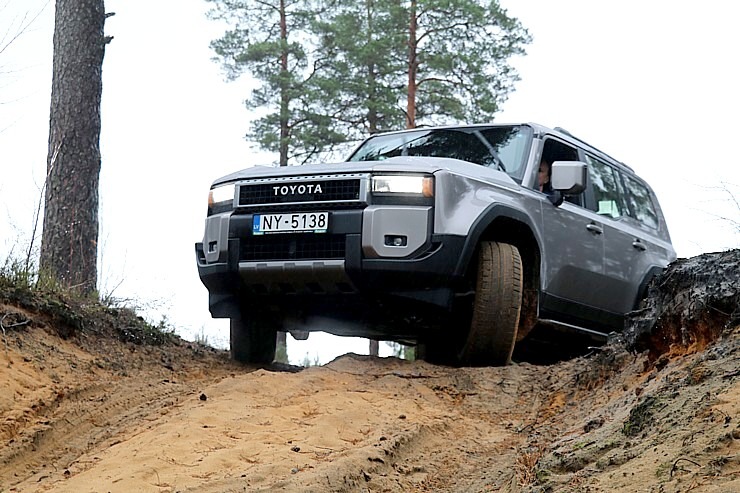 Sadarbībā ar auto nomu «Europcar Latvija» iepazīstam bezceļos jauno un kantīgo «Toyota Land Cruiser» 362915