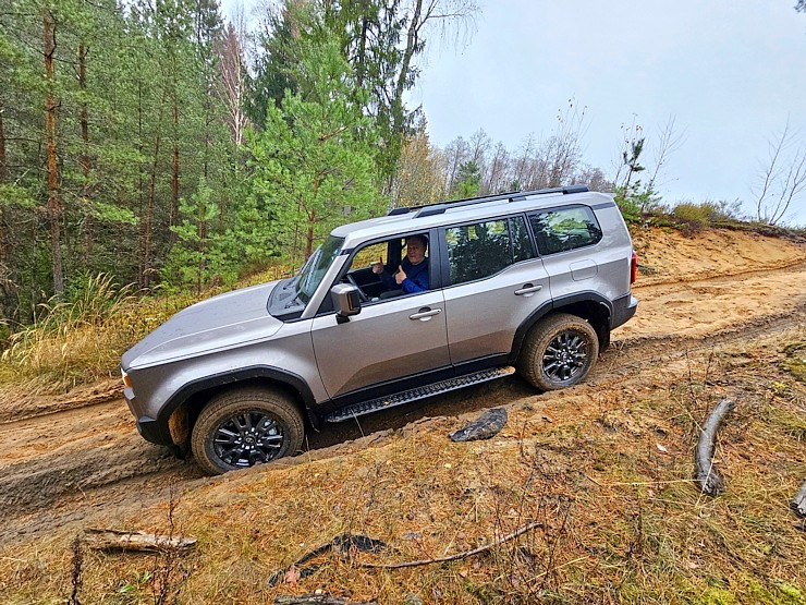 Sadarbībā ar auto nomu «Europcar Latvija» iepazīstam bezceļos jauno un kantīgo «Toyota Land Cruiser» 362925