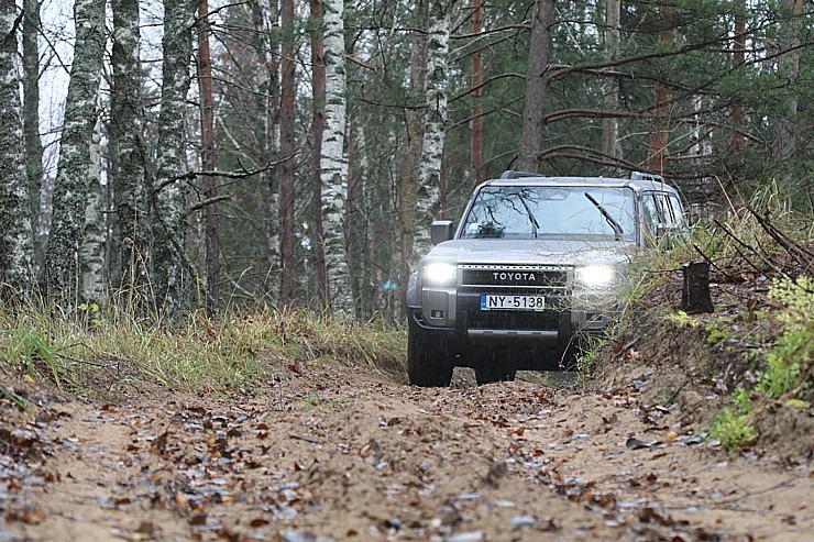 Sadarbībā ar auto nomu «Europcar Latvija» iepazīstam bezceļos jauno un kantīgo «Toyota Land Cruiser» 362927