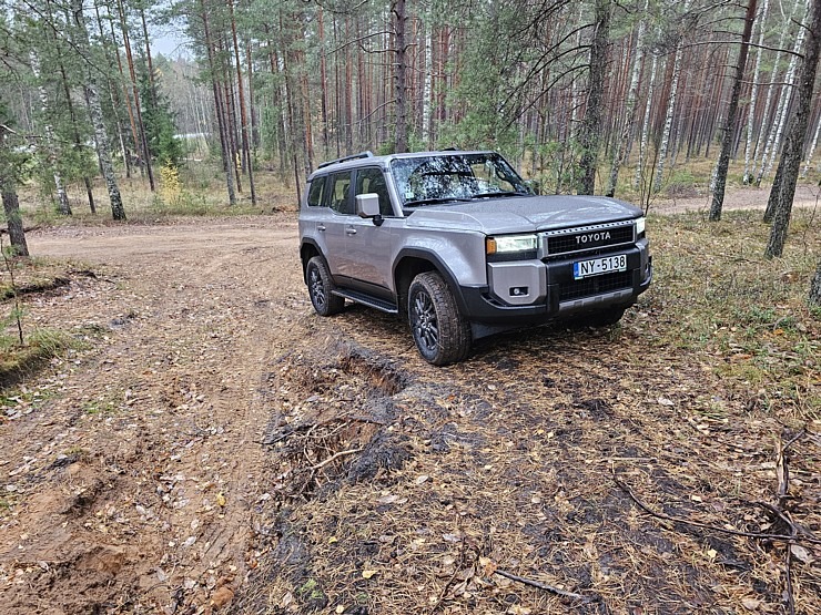 Sadarbībā ar auto nomu «Europcar Latvija» iepazīstam bezceļos jauno un kantīgo «Toyota Land Cruiser» 362931