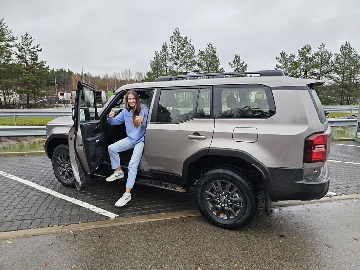 Sadarbībā ar auto nomu «Europcar Latvija» iepazīstam bezceļos jauno un kantīgo «Toyota Land Cruiser» 362941