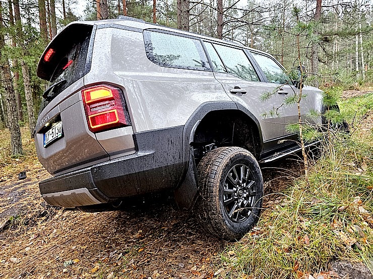 Sadarbībā ar auto nomu «Europcar Latvija» iepazīstam bezceļos jauno un kantīgo «Toyota Land Cruiser» 362917