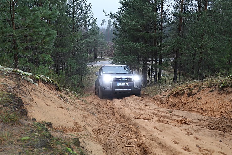 Sadarbībā ar auto nomu «Europcar Latvija» iepazīstam bezceļos jauno un kantīgo «Toyota Land Cruiser» 362922