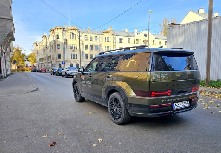 Jaunais «Hyundai Santa Fe 1.6 T-GDI Plug-in-Hybrid» piedāvā plašu bagāžnieku un ērtu ceļošanu 363573