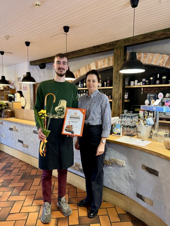 Siguldas kafejnīcas un restorāni sacenšas par karaliskākā burgera titulu. Foto: Sigulda.lv 363645