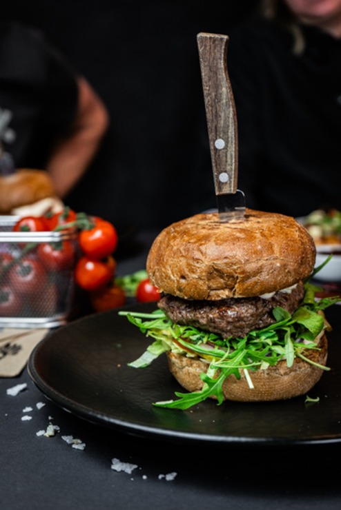 Siguldas kafejnīcas un restorāni sacenšas par karaliskākā burgera titulu. Foto: Sigulda.lv 363646