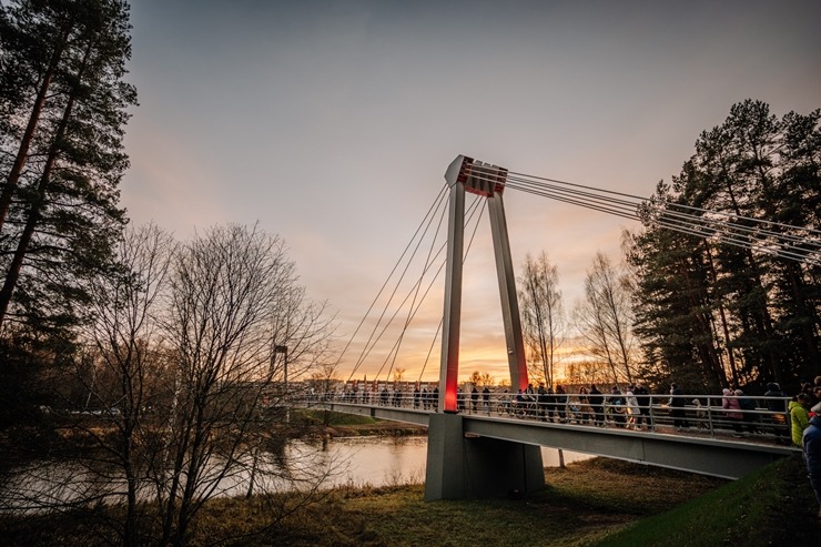 Pēc atjaunošanas atklāts Vanšu tilts pār Gauju Valmierā. Foto: Raivo Sarelainens 363851