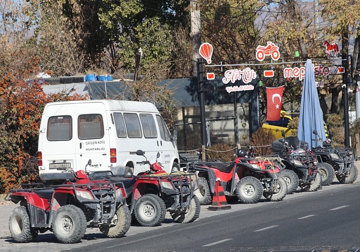 Sadarbībā ar «Turkish Airlines» caur ekskursijas autobusa logu vērojam Kapadokijas skatus 364805