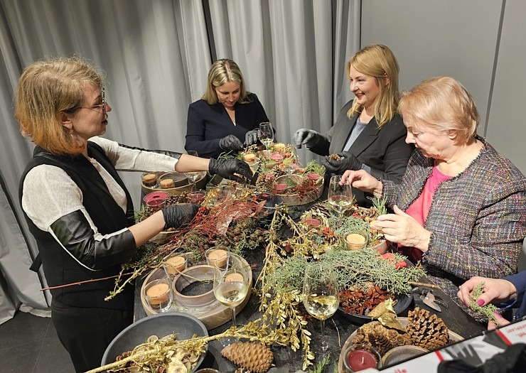 Starptautiskais ceļojumu tehnoloģiju uzņēmums «Rate Hawk» ar TOP labākajām tūrisma firmām meistaro Adventa vainagus 364856