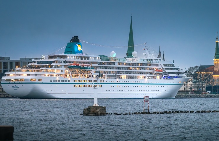 Ar vācu kompānijas «Phoenix Reisen» kuģa «Amadea» vizīti Rīgā iesākusies ziemas kruīzu sezona. Foto: Viesturs Jūgs 365196