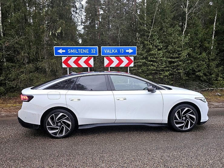 Ar jauno Volkswagen ID.7 ceļojam uz viesu namu «Bergervilla» Valkas novadā 366042