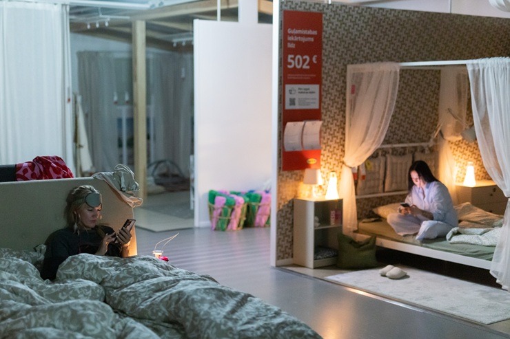 35 brīvprātīgie izmanto iespēju nakšņot veikalā, satiek Miedziņu un uzzina lieterīgu informāciju par miegu 369595