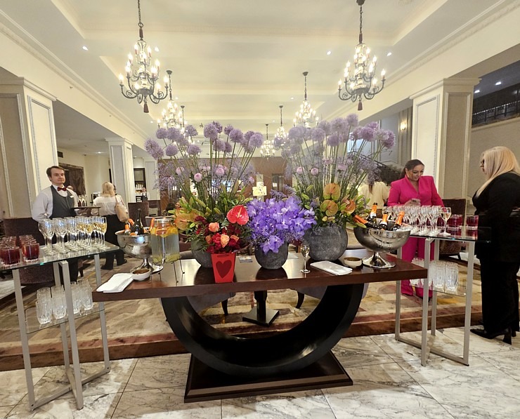 Vecrīgas viesnīcā «Grand Hotel Kempinski Riga« atklāj mākslinieces Ilzes Laizānes izstādi «Amore Art & Fashion» 369646