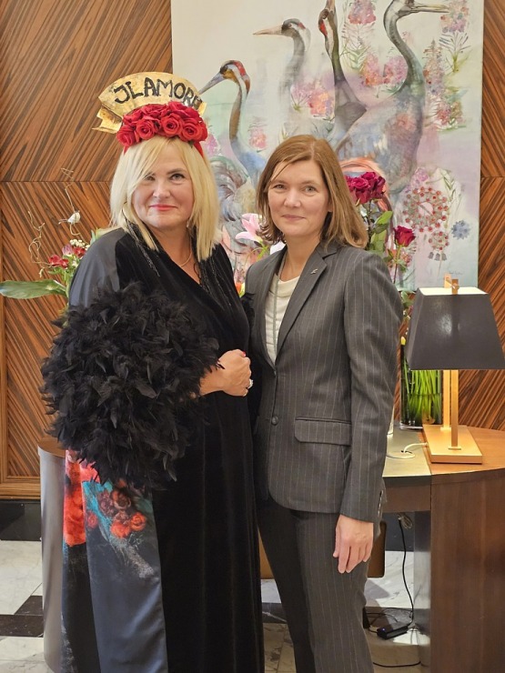 Vecrīgas viesnīcā «Grand Hotel Kempinski Riga« atklāj mākslinieces Ilzes Laizānes izstādi «Amore Art & Fashion» 369647