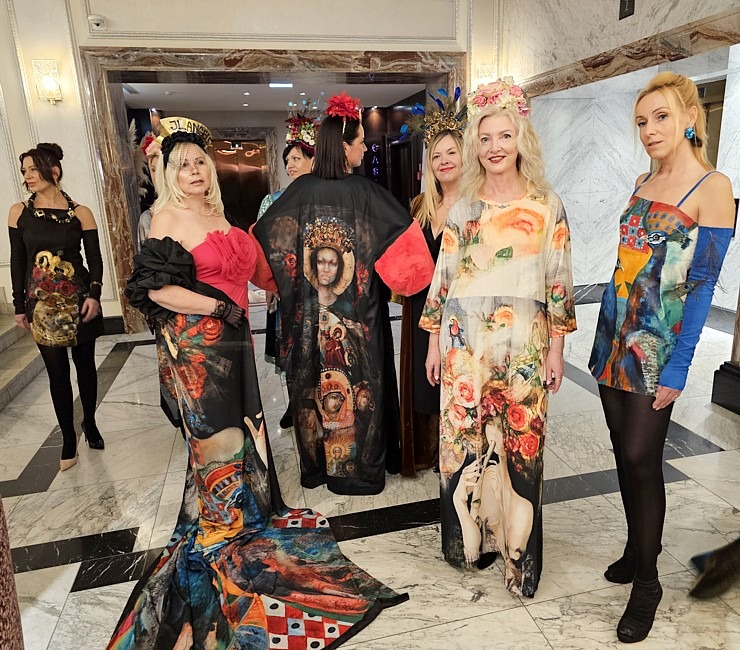 Vecrīgas viesnīcā «Grand Hotel Kempinski Riga« atklāj mākslinieces Ilzes Laizānes izstādi «Amore Art & Fashion» 369649