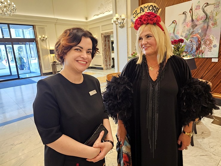 Vecrīgas viesnīcā «Grand Hotel Kempinski Riga« atklāj mākslinieces Ilzes Laizānes izstādi «Amore Art & Fashion» 369651