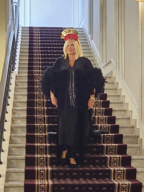Vecrīgas viesnīcā «Grand Hotel Kempinski Riga« atklāj mākslinieces Ilzes Laizānes izstādi «Amore Art & Fashion» 369653