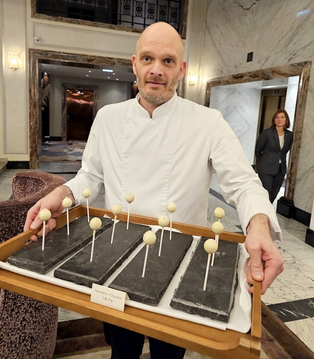 Vecrīgas viesnīcā «Grand Hotel Kempinski Riga« atklāj mākslinieces Ilzes Laizānes izstādi «Amore Art & Fashion» 369657