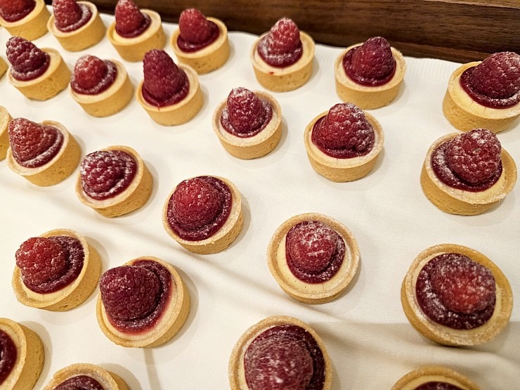 Vecrīgas viesnīcā «Grand Hotel Kempinski Riga« atklāj mākslinieces Ilzes Laizānes izstādi «Amore Art & Fashion» 369660