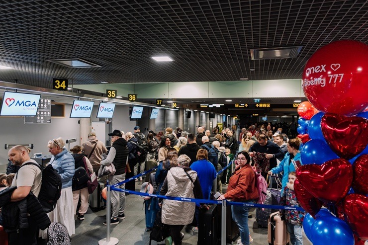 Īstenots pirmais čarterreiss no Rīgas uz Antāliju ar «Boeing 777» 369799