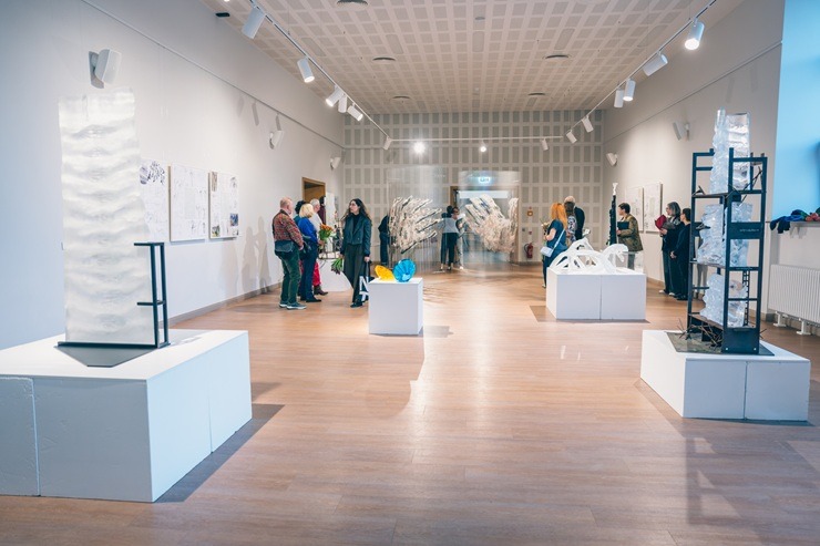 Kultūras centrā Siguldas «Devons» atklāta stikla mākslinieces Andas Munkevicas jaunāko darbu izstāde «Vieta gaismai» Kultūras centrā Siguldas «Devons» atklāta stikla mākslinieces Andas Munkevicas jaunāko darbu izstāde «Vieta gaismai» 370292