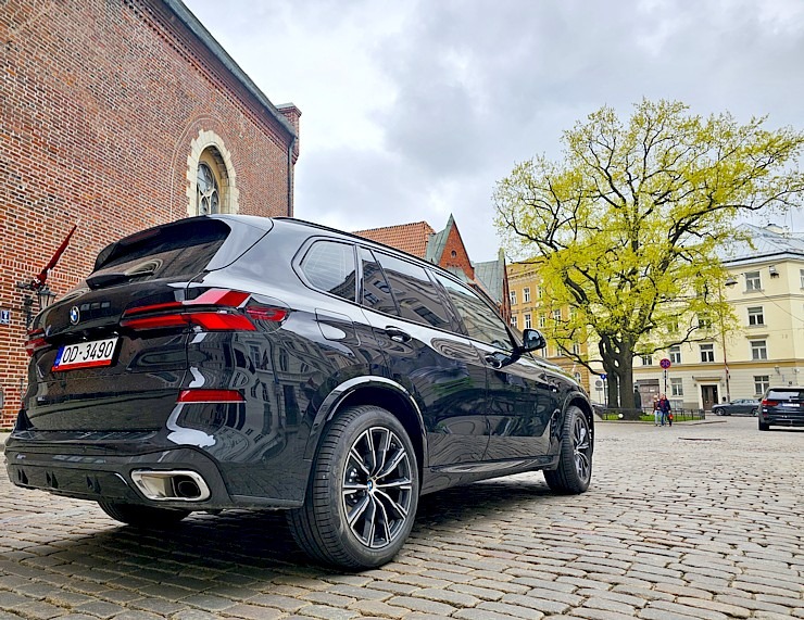 Sadarbībā ar auto nomu «Sixt Latvija» ceļojam ar vāģi «BMW X5», kas ir pieejams sākot no 95 eiro dienā 370888