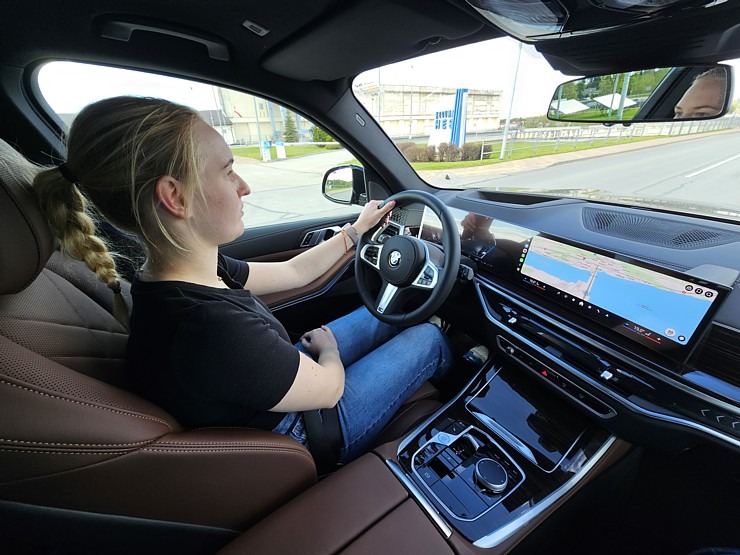 Sadarbībā ar auto nomu «Sixt Latvija» apceļojam Latviju ar vāģi «BMW X5» 370996