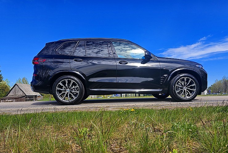 Sadarbībā ar auto nomu «Sixt Latvija» apceļojam Latviju ar vāģi «BMW X5» 370984