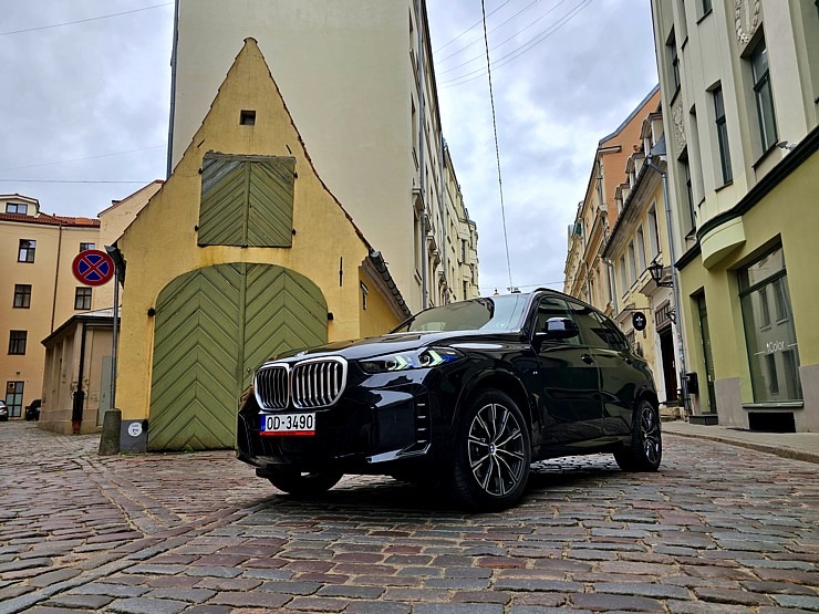 Sadarbībā ar auto nomu «Sixt Latvija» apceļojam Latviju ar vāģi «BMW X5» 370985