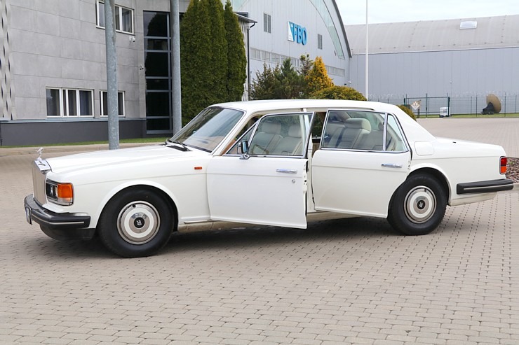 Latvijas transfēru kompānija «Ax Group» piedāvā izbraucienus un ceļojumus ar «Rolls-Royce» un šoferi 371085