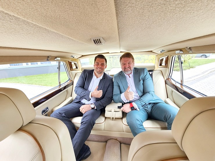 Latvijas transfēru kompānija «Ax Group» piedāvā izbraucienus un ceļojumus ar «Rolls-Royce» un šoferi 371089